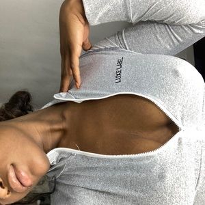 Sports materialized crop top plated zip up jacket.